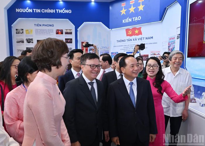Trưởng Ban Tuyên giáo và Dân vận Trung ương Trịnh Văn Quyết cùng các đại biểu gian tham quan gian trưng bày của Thông tấn xã Việt Nam.