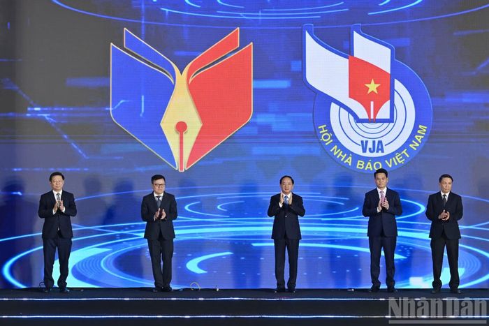 Trưởng Ban Tuyên giáo và Dân vận Trung ương Trịnh Văn Quyết cùng các đại biểu thực hiện nghi thức khai mạc Hội Báo toàn quốc năm 2026.