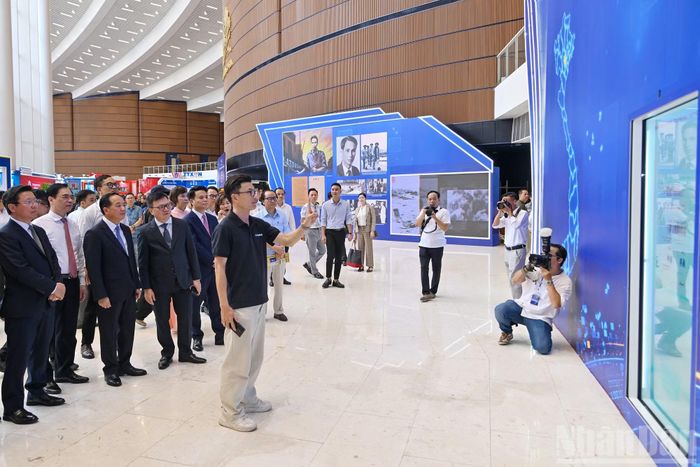 Trưởng Ban Tuyên giáo và Dân vận Trung ương Trịnh Văn Quyết cùng các đại biểu tham quan không gian hội báo.