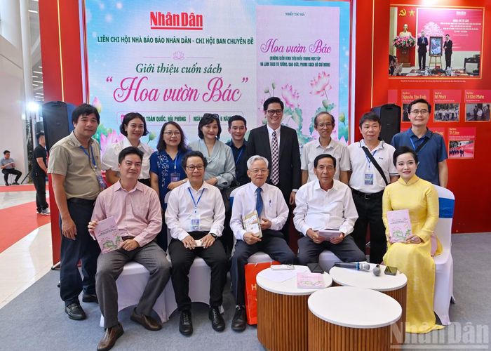 Nguyên Tổng Biên tập Báo Nhân Dân Thuận Hữu cùng các đại biểu tại lễ giới thiệu cuốn sách "Hoa vườn Bác" tại gian trưng bày của Báo Nhân Dân.