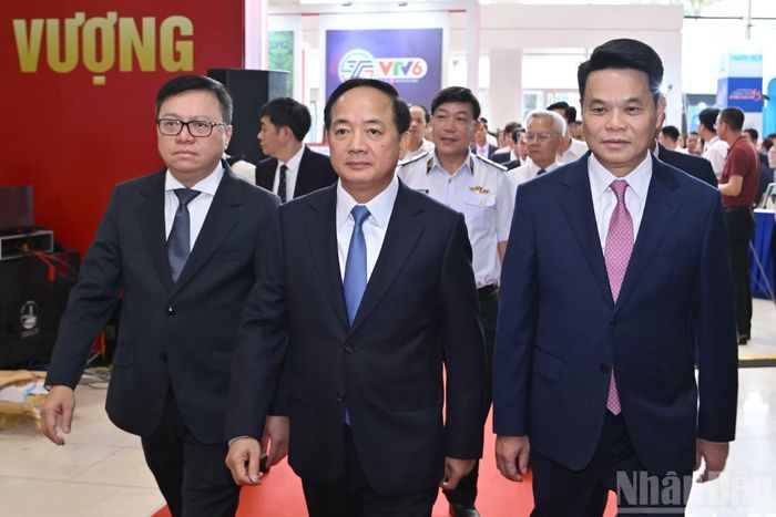 Trưởng Ban Tuyên giáo và Dân vận Trung ương Trịnh Văn Quyết cùng các đại biểu tới dự lễ khai mạc.
