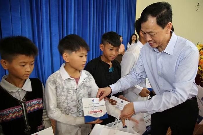 Thứ trưởng Y tế Nguyễn Tri Thức tặng quà và học bổng cho trẻ em có hoàn cảnh đặc biệt, khó khăn của xã Mường Khương, tỉnh Lào Cai. (Ảnh BTC)