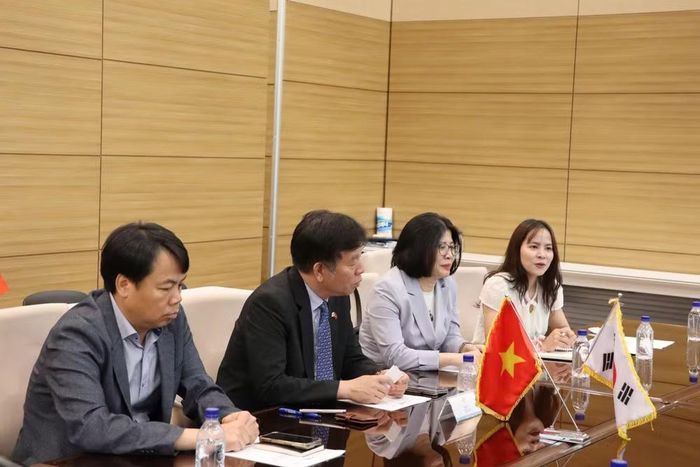 Đại sứ Vũ Hồ (thứ 2 từ trái qua) phát biểu tại buổi làm việc. (Ảnh do Đại sứ quán Việt Nam tại Hàn Quốc cung cấp)