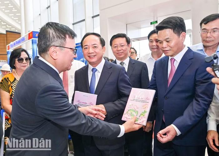 Phong trào học tập và làm theo tư tưởng, đạo đức, phong cách Hồ Chí Minh có sức lan tỏa mạnh mẽ trong xã hội.