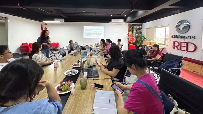 Các nhà báo, phóng viên lắng nghe chia sẻ của Tiến sĩ Nguyễn Thị Kim Thoa. (Ảnh: THANH LOAN)