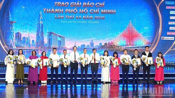 Trao giải cho các tác phẩm ở chủ đề Phỏng vấn, Tường thuật, Ghi nhanh.
