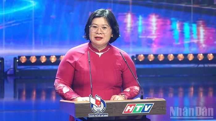 Đồng chí Văn Thị Bạch Tuyết, Phó Bí thư Thành ủy Thành phố Hồ Chí Minh, phát biểu tại buổi lễ.