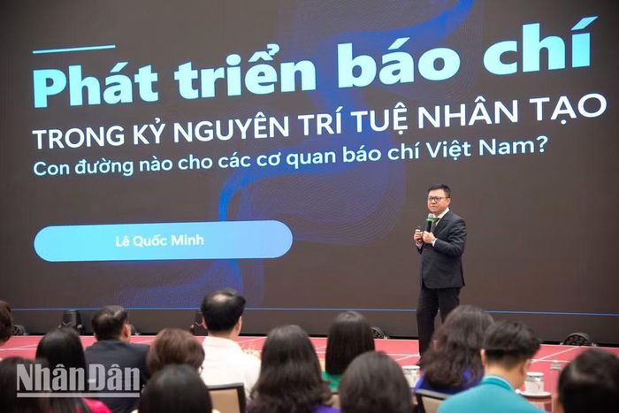 Đồng chí Lê Quốc Minh, Ủy viên Trung ương Đảng, Tổng Biên tập Báo Nhân Dân, Phó Trưởng Ban Tuyên giáo và Dân vận Trung ương, Chủ tịch Hội Nhà báo Việt Nam chia sẻ trong phiên khai mạc. (Ảnh: MINH DUY)
