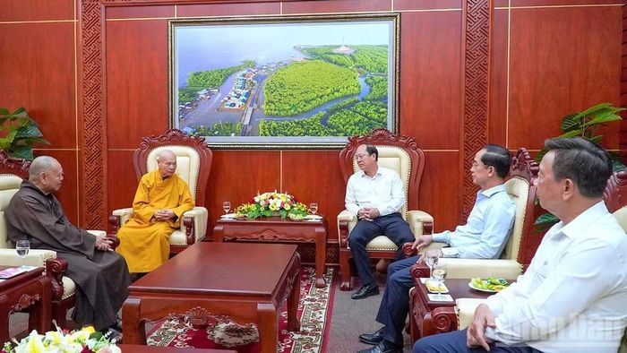 Lãnh đạo tỉnh Cà Mau trao đổi với Đoàn công tác Hội đồng Trị sự Giáo hội Phật giáo Việt Nam trước thềm Đại hội đại biểu Phật giáo tỉnh lần thứ I vào chiều muộn 19/6.