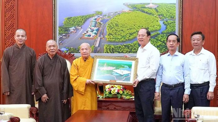 Bí thư Tỉnh ủy Cà Mau Nguyễn Hồ Hải (thứ 3 từ phải qua) trao tặng bức tranh lưu niệm cho Hòa thượng Thích Thiện Nhơn, Chủ tịch Hội đồng Trị sự Giáo hội Phật giáo Việt Nam.