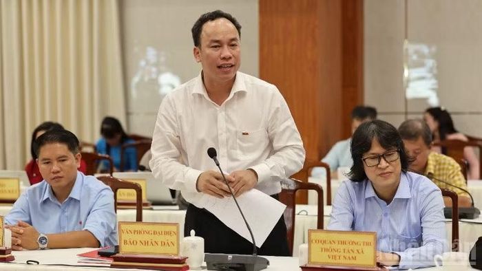 Nhà báo Thiên Vương, Trưởng Văn phòng đại diện Báo Nhân Dân tại Đồng Nai, phát biểu tại buổi gặp mặt.