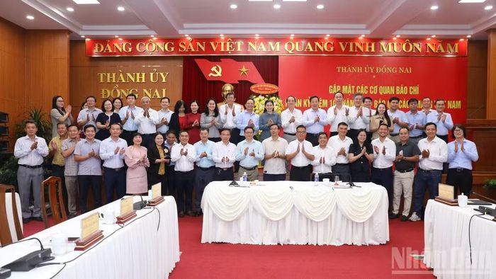 Lãnh đạo thành phố Đồng Nai và các đại biểu tại buổi gặp mặt.