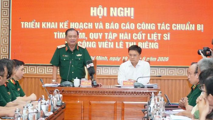 Thiếu tướng Trần Chí Tâm, Phó Chính ủy Quân khu 7, Trưởng Ban chỉ đạo 515 Quân khu phát biểu.