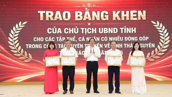 Bí thư Tỉnh ủy Thái Nguyên Trịnh Xuân Trường trao Bằng khen tặng các tập thể có thành tích xuất sắc. (Ảnh: TUẤN SƠN)