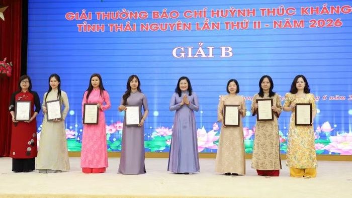 Trao giải Giải thưởng báo chí Huỳnh Thúc Kháng tỉnh Thái Nguyên lần II-năm 2026. (Ảnh: TUẤN SƠN)