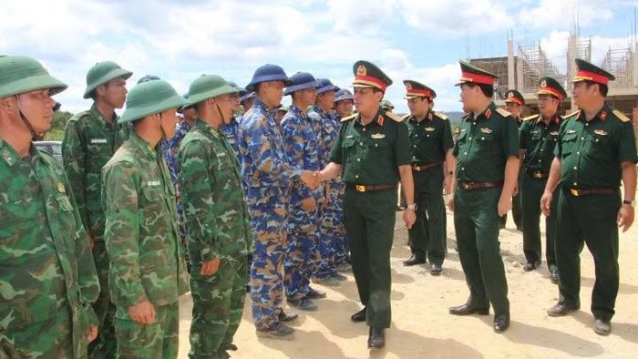 Thượng tướng Trương Thiên Tô thăm, động viên lực lượng xây dựng trường nội trú.