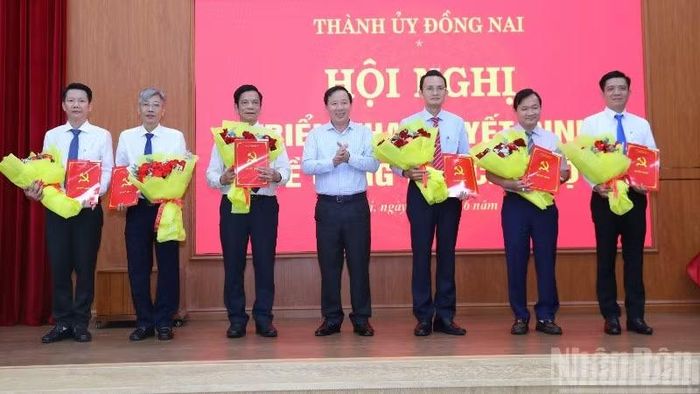 Phó Bí thư Thành ủy, Chủ tịch Ủy ban nhân dân thành phố Đồng Nai Nguyễn Văn Út trao quyết định về công tác cán bộ.