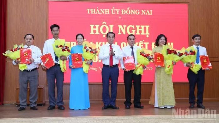 Đồng chí Thái Bảo, Phó Bí thư Thành ủy, Trưởng Ban Tổ chức Thành ủy trao quyết định cho các cán bộ.
