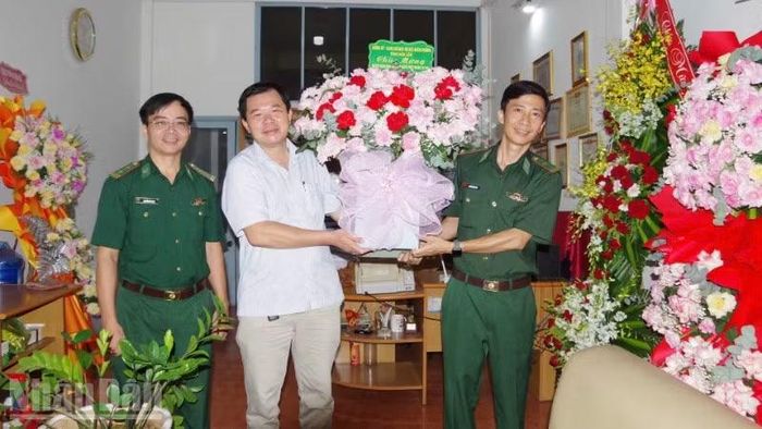 Đại diện Ban Chỉ huy Bộ đội Biên phòng tỉnh Đắk Lắk thăm, tặng hoa chúc mừng Văn phòng đại diện Báo Nhân Dân tại Đắk Lắk.