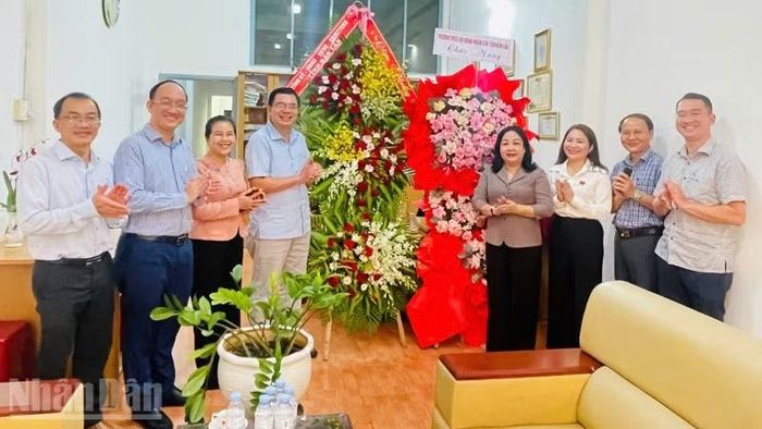 Đoàn công tác của Tỉnh ủy, Hội đồng nhân dân, Ủy ban nhân dân, Ủy ban Mặt trận Tổ quốc Việt Nam tỉnh Đắk Lắk thăm, tặng hoa chúc mừng Văn phòng đại diện Báo Nhân Dân tại Đắk Lắk.