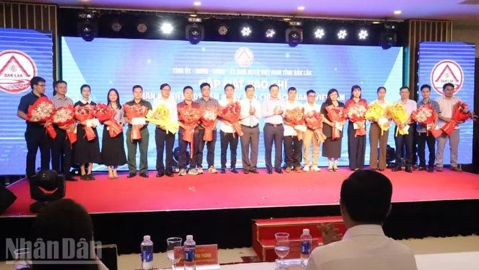 Lãnh đạo tỉnh Đắk Lắk tặng hoa chúc mừng các nhà báo, phóng viên.