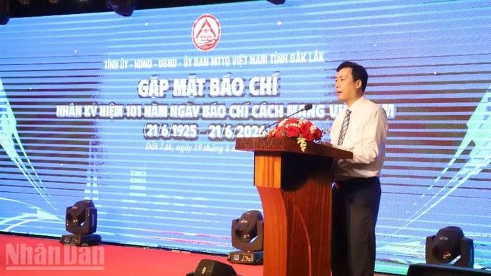 Giám đốc Sở Văn hóa, Thể thao và Du lịch tỉnh Đắk Lắk Trần Hồng Tiến ôn lại chặng đường 101 năm hình thành và phát triển của Báo chí Cách mạng Việt Nam.