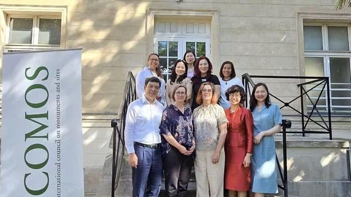 Đoàn Việt Nam làm việc với Tổng Giám đốc ICOMOS Céline Nogùes - Weber.
