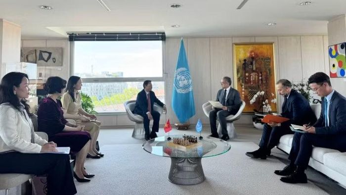 Thứ trưởng Ngô Lê Văn, Chủ tịch Ủy ban Quốc gia UNESCO Việt Nam làm việc với Tổng Giám đốc UNESCO Khaled El - Enany tại Trụ sở UNESCO ở Paris (Cộng hòa Pháp).