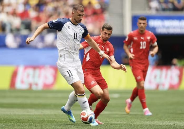  Edin Dzeko là mũi tấn công chủ lực của Bosnia &amp; Herzegovina 