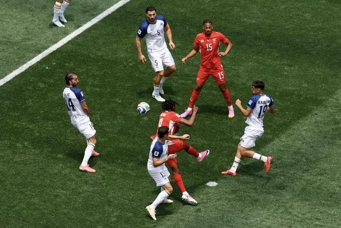  Johan Manzambi ghi bàn mở tỉ số cho Thụy Sĩ 