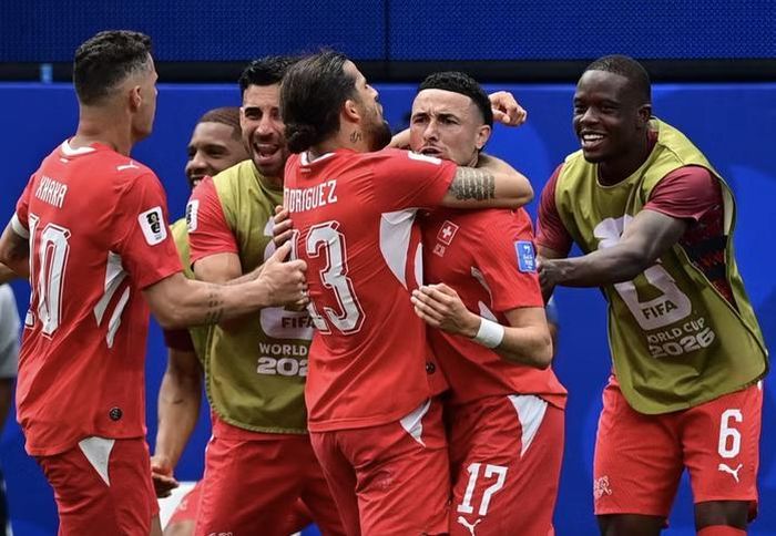  Ruben Vargas (17) nhân đôi cách biệt cho đoàn quân áo đỏ 