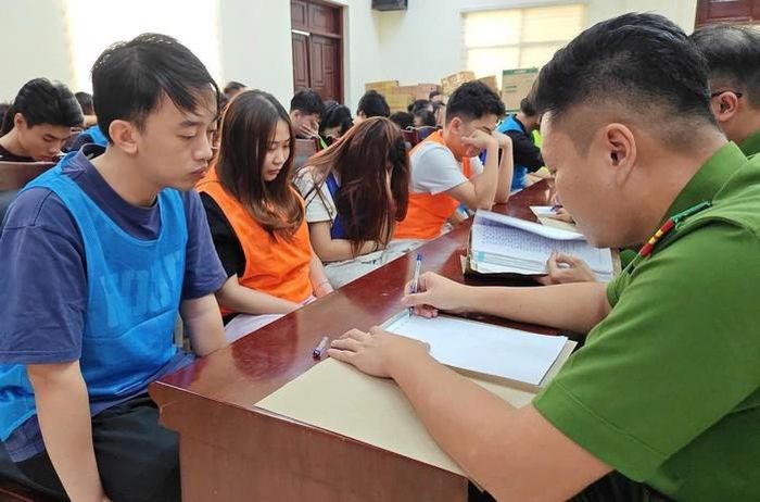 Các bị can trong vụ án “sở hữu kỳ nghỉ” do Công an TP Hà Nội triệt phá. (Ảnh: Công an cung cấp)