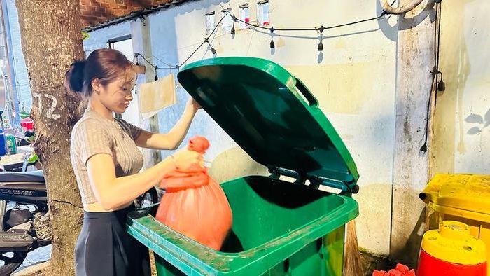 Người dân Đặc khu Côn Đảo phân loại rác hữu cơ ngay từ căn bếp, góp phần giảm lượng rác thải ra môi trường.