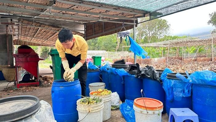 Mỗi ngày, khoảng 300 kg rác hữu cơ được thu gom, tái chế thành phân bón phục vụ sản xuất nông nghiệp trên đảo.
