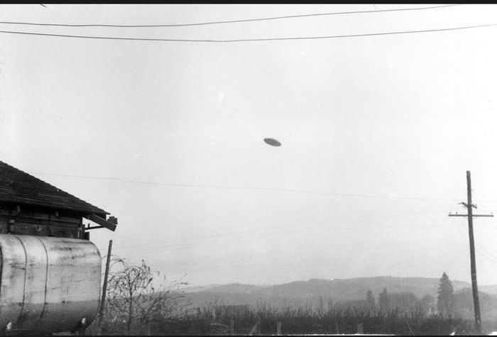 Một trong những bức ảnh UFO nổi tiếng được chụp gần TP McMinnville, bang Oregon - Mỹ vào ngày 11-5-1950. Ảnh: SCIENCE HISTORY IMAGES