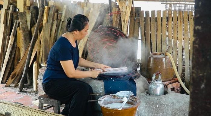 Các cơ sở làm bánh tráng từng bước thay đổi quy trình sản xuất theo hướng tiết kiệm nhiên liệu, thân thiện với môi trường.