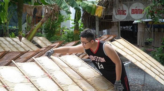Những phên bánh tráng phơi nắng đã trở thành hình ảnh quen thuộc của làng nghề Phú Hòa Đông.