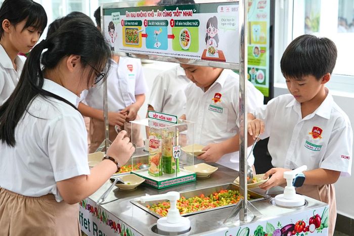 Học sinh hào hứng với Quầy buffet rau tại trường trong giờ ăn trưa