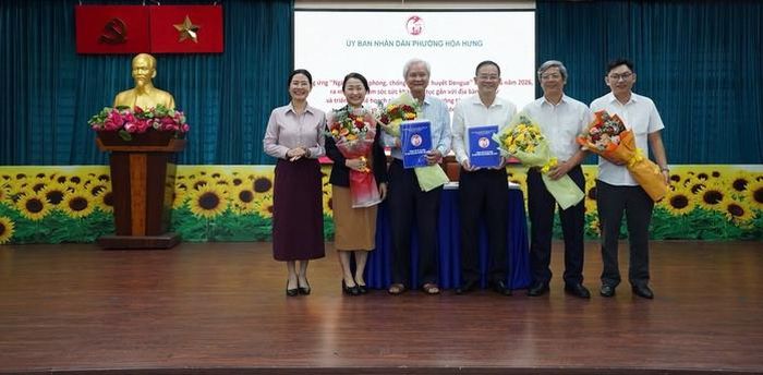 UBND phường Hòa Hưng và Hội Y tế Công cộng TPHCM ký kết bản ghi nhớ phối hợp. Ảnh: Tiểu Nghĩa
