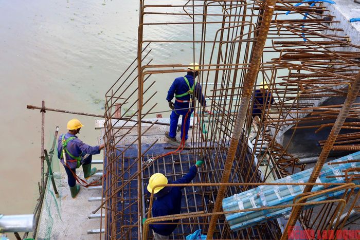 Lực lượng công nhân kỹ sư tăng tốc thi công trên công trường