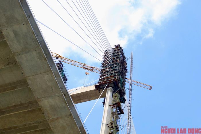 Khu vực trụ tháp vừa hoàn thành dây văng