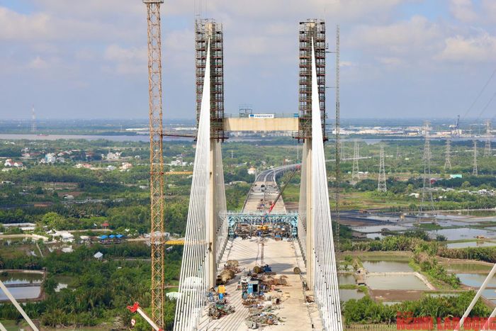 Cầu Phước Khánh là công trình có kết cấu đặc biệt với hai trụ tháp P15 và P16 được bố trí tổng cộng 56 bó cáp dây văng, mỗi trụ gồm 28 bó cáp đối xứng