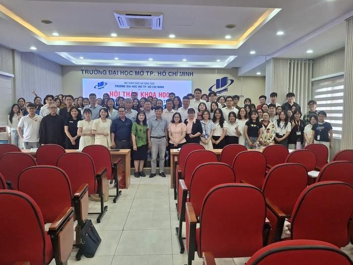 Các diễn giả và đại biểu tham gia tọa đàm