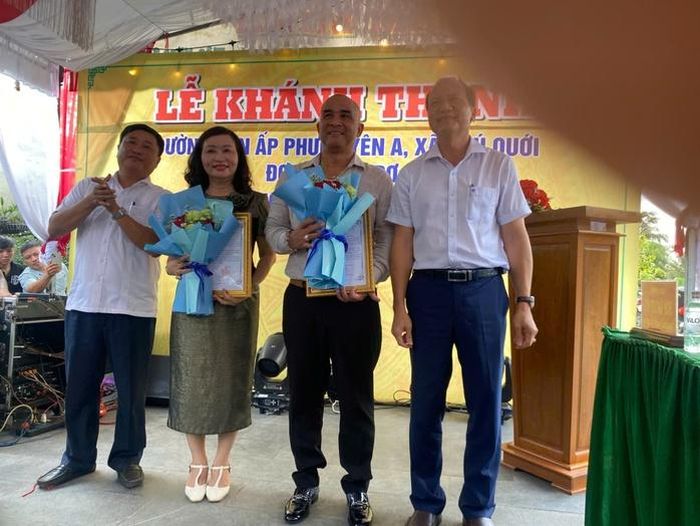 Ban tổ chức trao hoa cảm ơn các đơn vị tài trợ