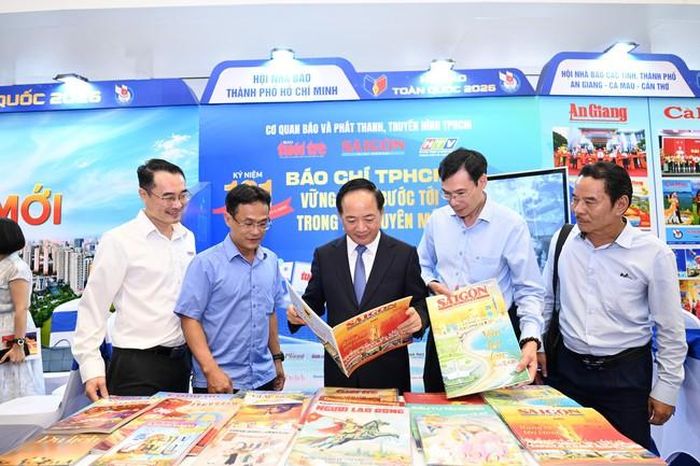 Ông Trịnh Văn Quyết, Ủy viên Bộ Chính trị, Bí thư Trung ương Đảng, Trưởng ban Tuyên giáo và Dân vận Trung ương, thăm gian tưng bày của Cơ quan Báo, Phát thanh, Truyền hình TP HCM