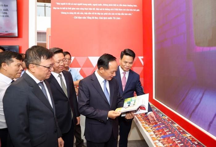 Ông Trịnh Văn Quyết, Ủy viên Bộ Chính trị, Bí thư Trung ương Đảng, Trưởng ban Tuyên giáo và Dân vận Trung ương, tại gian trưng bày của Đài THVN