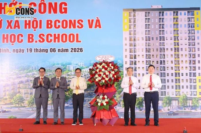Thay mặt lãnh đạo TPHCM, ông Nguyễn Phước Lộc - Phó Bí thư Thành ủy, Chủ tịch Ủy ban MTTQ Việt Nam TPHCM, tặng hoa chúc mừng.