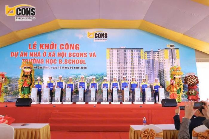 Lãnh đạo TPHCM cùng đại diện BCONS thực hiện nghi thức khởi công dự án nhà ở xã hội tại phường Tân Uyên ngày 19-6.