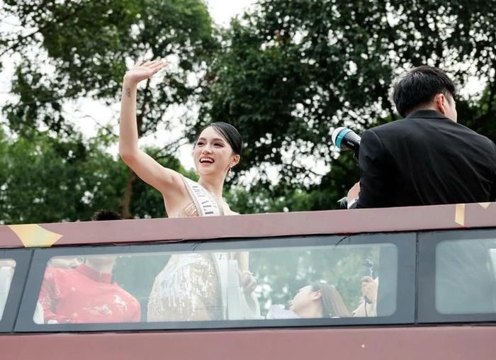 Hương Giang diễu hành trên xe buýt 2 tầng sau khi về nước.