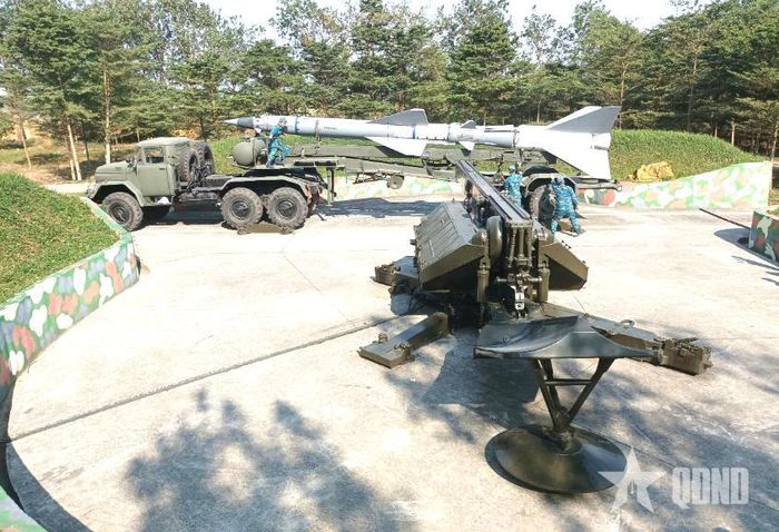  Kíp chiến đấu Tiểu đoàn 62, Trung đoàn 236, Sư đoàn 361 huấn luyện tháo, nạp đạn có xe chạy khí tài C75-M3. 